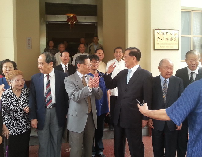 领导人登车前亲切挥手致意