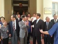 领导人登车前亲切挥手致意