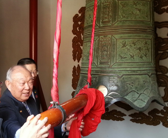敲钟祈求妈祖保佑两岸和平