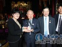 受赠具天津特色文化栓娃娃