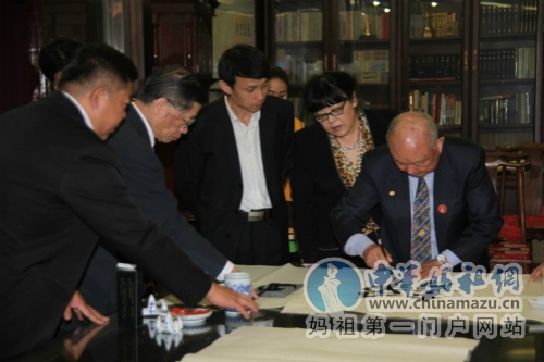现场挥毫靜觀二字頒給尚洁