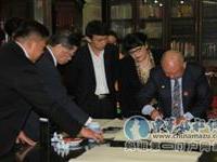 现场挥毫靜觀二字頒給尚洁