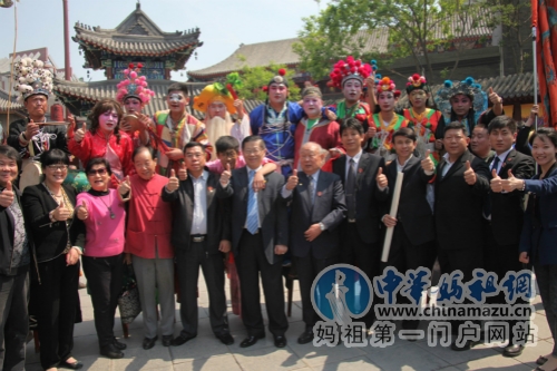 在场表演天津皇会艺人合影