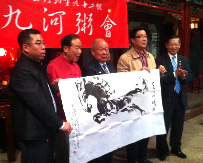 向中国楹联书画院院长赠画