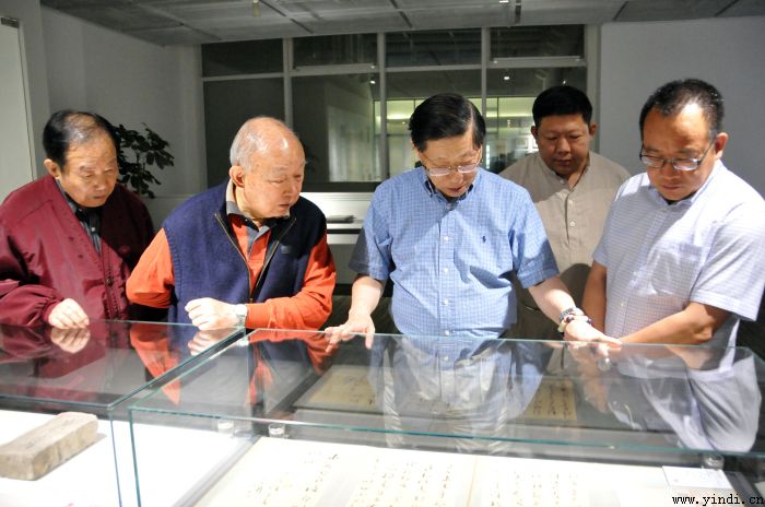 陆炳文权充导覧介绍陈列品