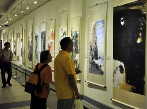观众参观两岸艺术家交流展