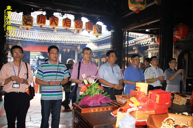 朱定波等向開台媽敬香致祭