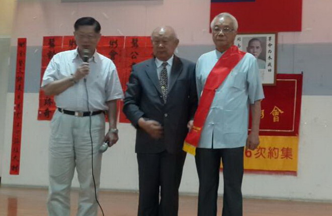 丁之發上將頒授粥長指揮帶