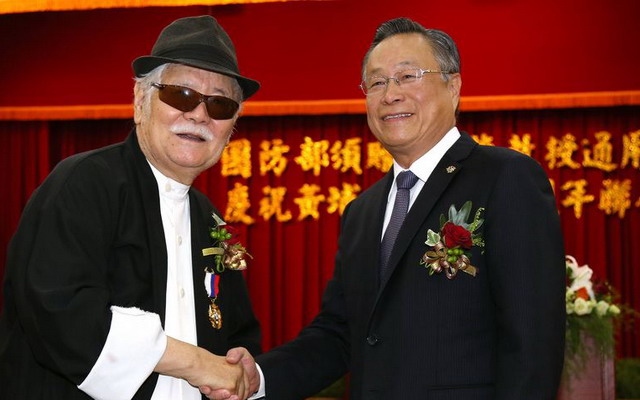 国防部长顷颁赠李奇茂奖章