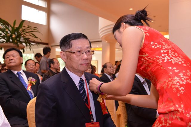 嚴肅中帶輕鬆鏡頭裏見體貼