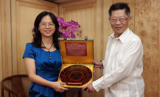 粥长会长江尔雄交换纪念品