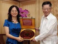 粥长会长江尔雄交换纪念品