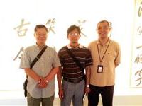 台艺大人文学院长观展兴浓