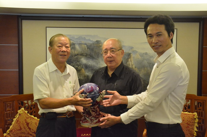 敬赠吴伯雄钧窑和宴鼎重噐