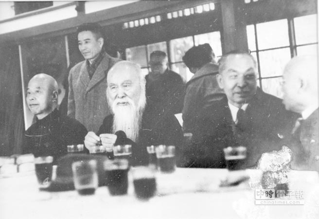 贾景德和于右任赴台北粥会