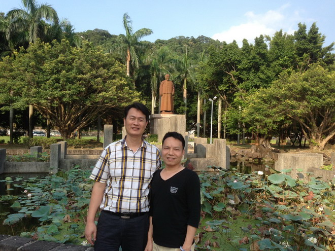 李光陈光清向粥师铜像致敬