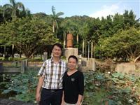 李光陈光清向粥师铜像致敬