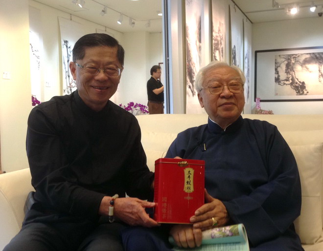 陆炳文呈献欧豪年八十寿礼