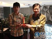 赠送纪念禮品與陆炳文結緣