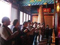 行上香禮祈求妈祖護國佑民