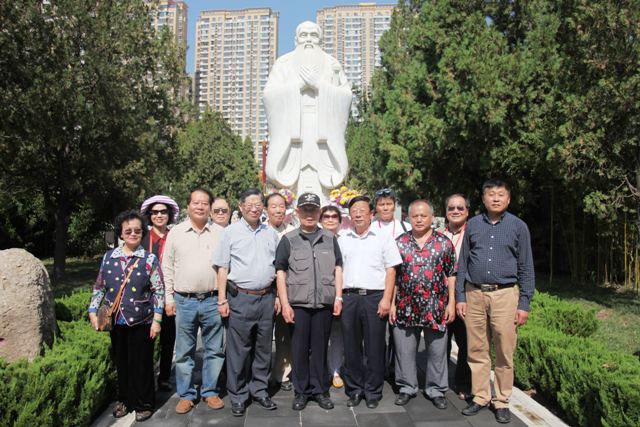 至聖先師孔子像前迎教師節
