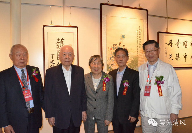 张克辉在丁之发作品前合影