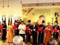 执剪彩带捧球也可如此顾盼
