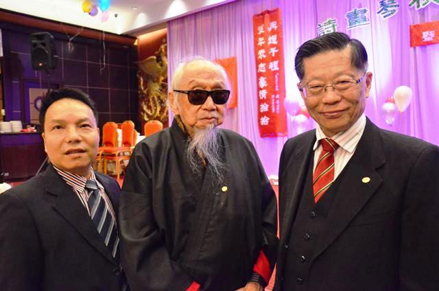 文老胸前別粥会領袖金証章