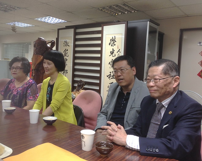 会见北京国台办政党局干部