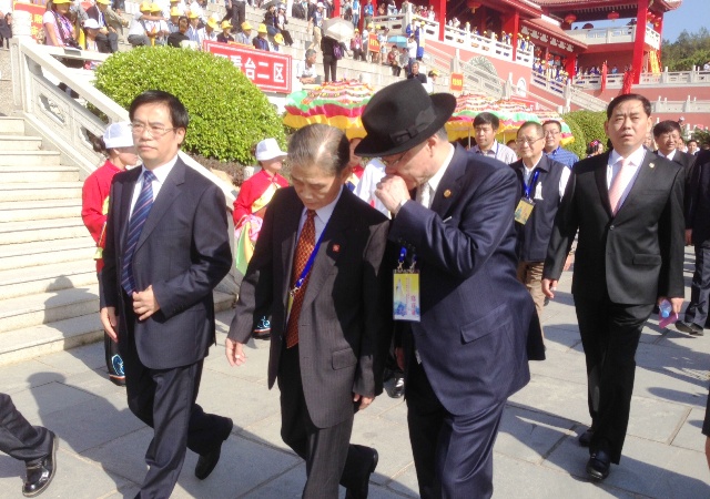 林兆樞陸炳文步上臺前交談