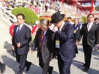 林兆樞陸炳文步上臺前交談