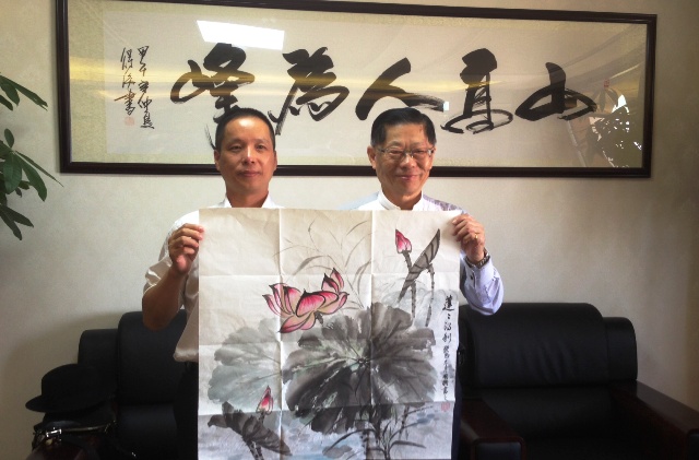 李炳輝獲贈名家畫作喜結緣