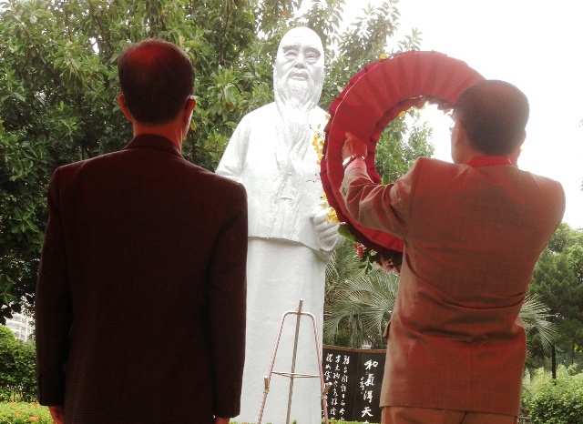 陸炳文率先向于公銅像致祭