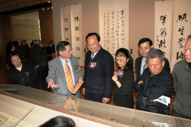 杭州西湖畔于右任大展增色