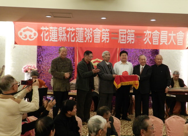 花粥理事长交接请县长监交