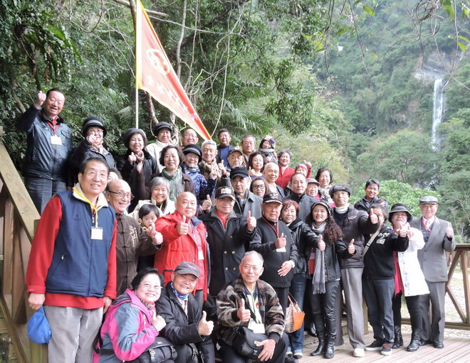 粥友花东采风南安瀑布在后