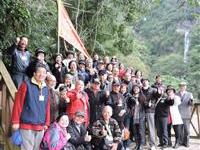 粥友花东采风南安瀑布在后