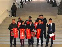 银帝送福现场粥友雕像林立