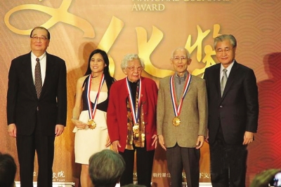 余光中得奖自嘲翻译为家人