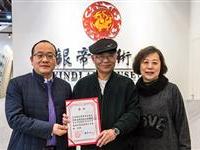 为银帝粥会会长赵志伟颁奖