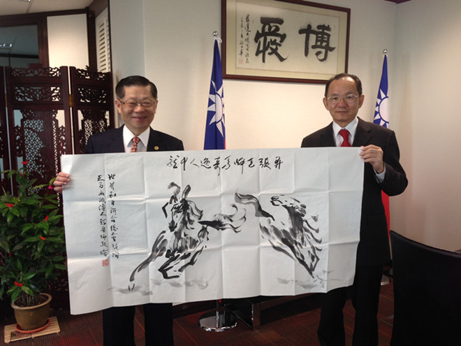 谢明达大使受赠孙晋卿马画