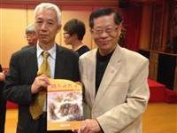 赠书第二代文化书使石汉基