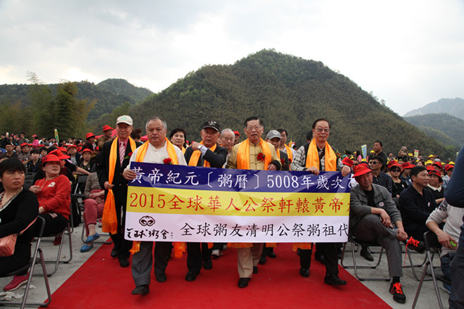 粥友旗帜鲜明走向祭祀广场