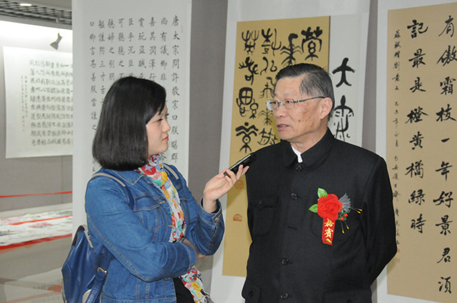 接受中国华艺广播记者专访