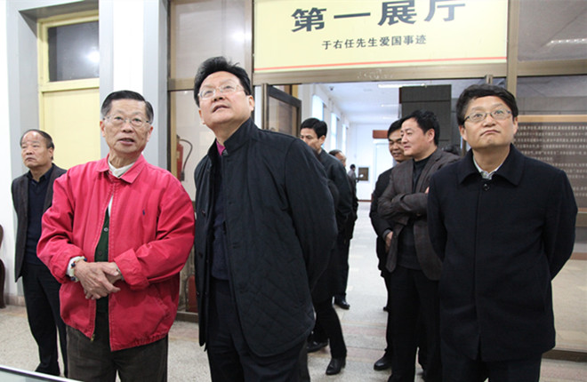 参观于右任遗墨文献文物展