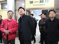 参观于右任遗墨文献文物展