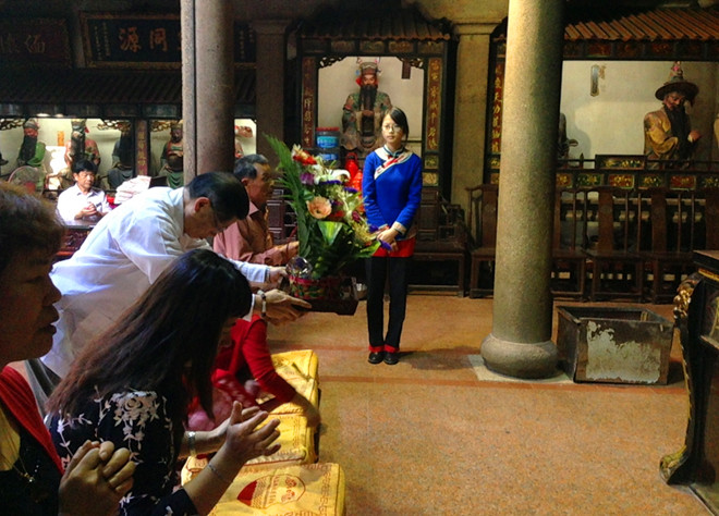 陆炳文向和平女神行三献礼